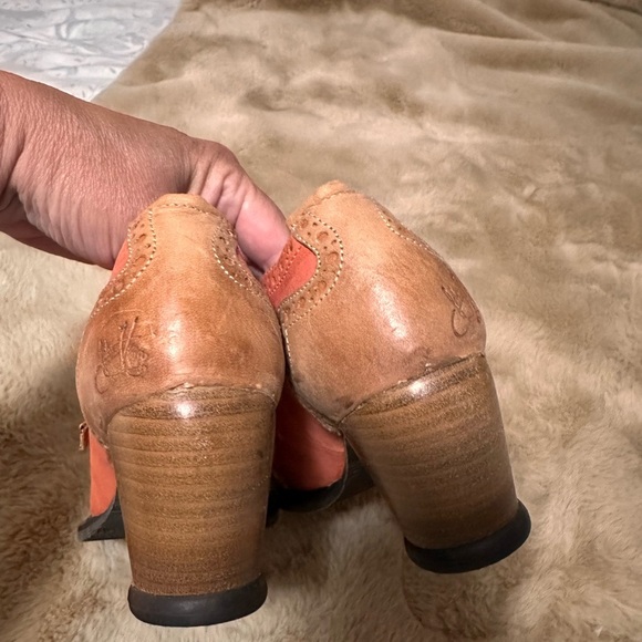 Fluevog East end kitcheners in peach. Size 8 - Picture 4 of 7